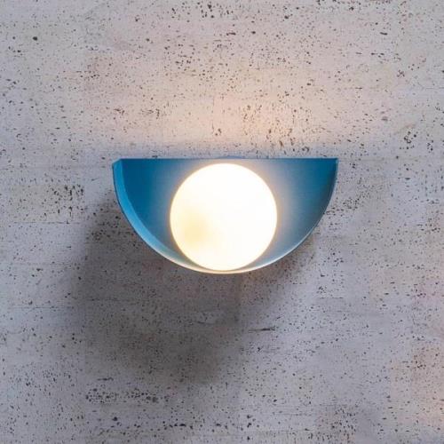 Wandlamp Benni met bolkap van glas, blauw