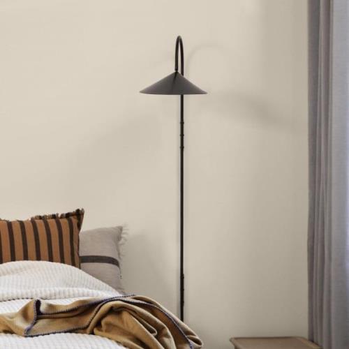 ferm LIVING Arum Zwenkbare wandlamp hoog, zwart, stekker