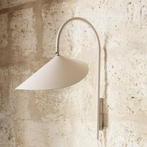 ferm LIVING Arum Zwenk wandlamp, beige, 47 cm, stekker